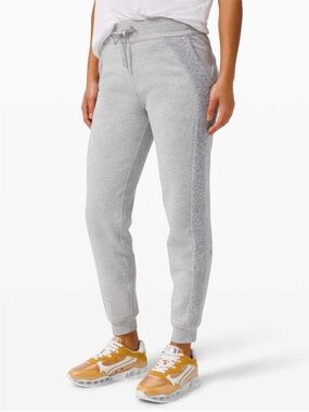 Lululemon scuba Sherpa Light Gray Joggers Pant Sz: 4
